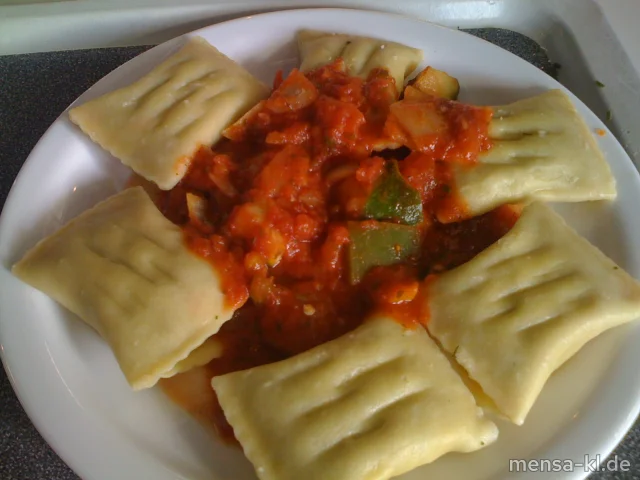 Schwäbische Maultaschen (V) mit Pepperonatasoße und Salat