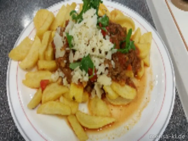Poutine: Große Portion Steakhouse-Fries mit hausgemachter Rinderhackfleischsoße (Sl,R), gewürfelte Tomaten, Rucola, gehobelter Parmesan (La) und Salat