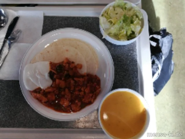 "Fajita Pueblo": Geschnetzeltes Truthahnfleisch mit Paprika, Zucchini und Zwiebeln (Gl,La,Sl,So,G), dazu Sour Cream-Dip (9,Gl,Ei,La,So), Tortillas (2,Gl) und Eisbergsalat