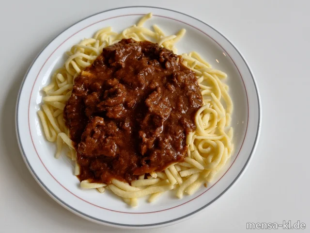 Rindergeschnetzeltes in Calvados-Senfsoße (3,5,Gl,La,Sw,Sf,A,R) mit Spätzle (1,Gl,Ei) und Salat