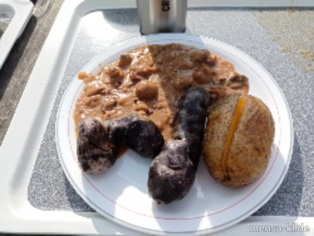 Walnuss-Champignon-Gulasch mit Ofenkartoffeln (Nu), dazu Salat