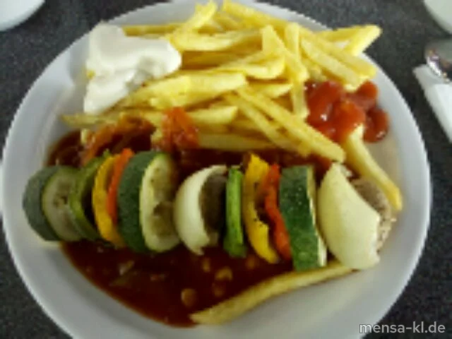 Gemüsespieß (V) mit Pusztasoße (9,V), Pommes-Frites (V) und Salat (V)
