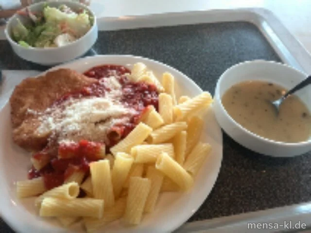 Paniertes Schnitzel 'Mailänder Art' (S) mit Rigatoni, Grana Padano (2) und Salat