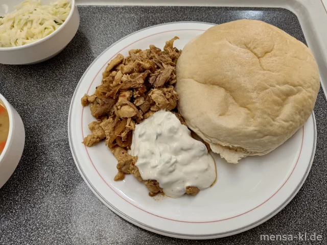 Putengyros (G) mit Tzatziki (1,9,Gl,Ei,La,Sf), Dönerbrot (Gl,Se) und Krautsalat (1,5,9,Gl,Ei,La,Sw,Sf)