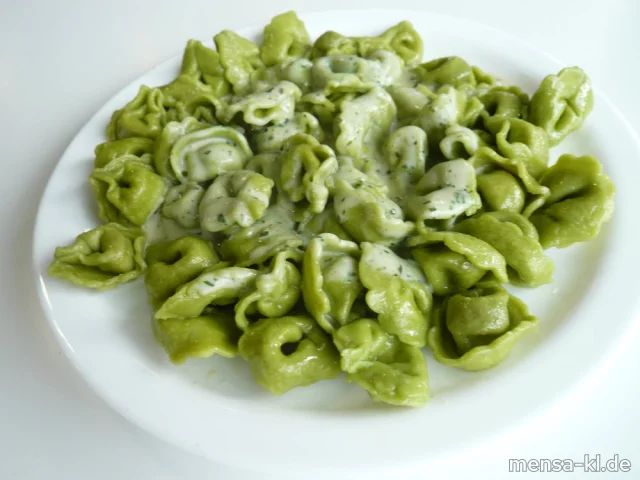 Grüne Tortellini (1,Gl,Sl,V) mit Basilikumsoße (Gl,La,V) und Salat (V)