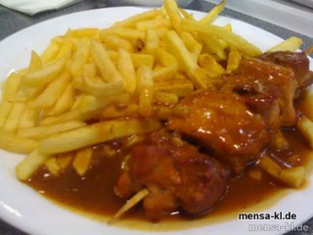 Fleischspieß (S/4) mit Schaschliksoße, Pommes-Frites und Salat