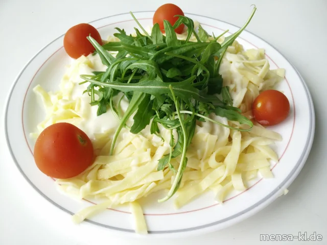 Tagliatelle (1,Gl,Ei,V) mit Käse-Sahnesoße, Kirschtomaten und Rucola (2,Gl,Ei,La,V), dazu Salat (V)