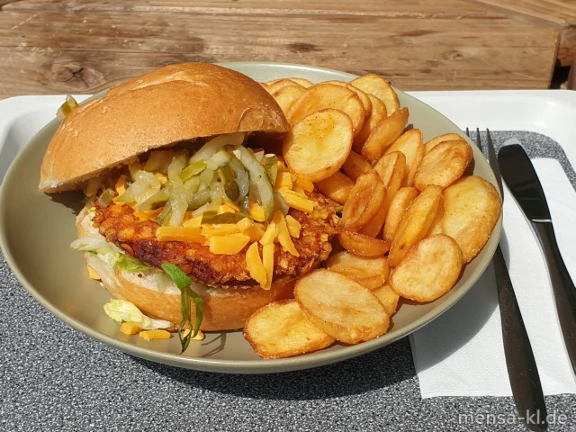 Campus Chicken Burger: Crispy Chicken (Gl,Sl,G) belegt mit Cheddar, Eisberg, Rucola und Gewürzgurken (1,9,Gl,La) im Burger Bun (Gl,La), dazu Pommes-Chips