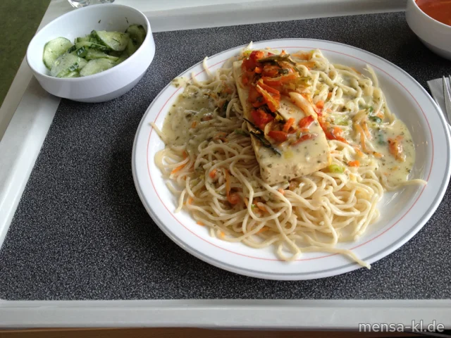 Tofuschnitte mit Wasabisoße, Gemüse-Mie-Nudeln und Salat