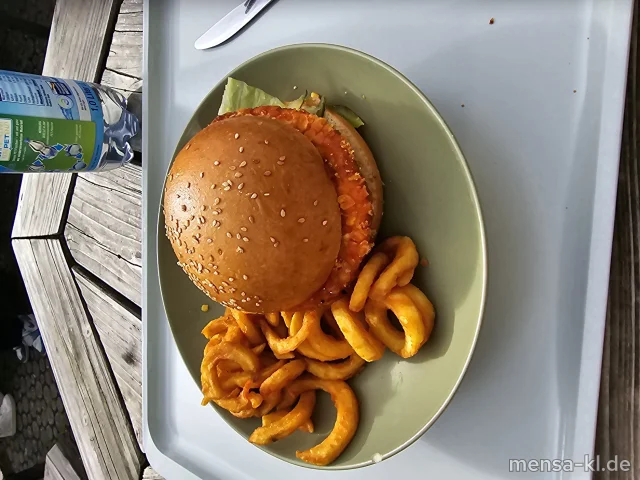 Chickenburger: Chicken-Burger Sweet Chili überbacken mit Cheddar, Gurken und Eisberg (1,Gl,La,Sl,G) im Brioche Burger Bun (Gl,La), dazu Pommes