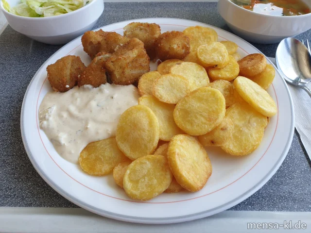Fisch-Nuggets im Backteig (Fi,Gl,La,Sf) mit Remoulade (1,9,Gl,Ei,La,Sf), Pommes-Chips und Salat