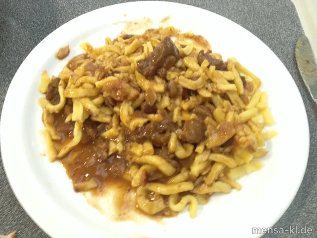 Schweinegeschnetzeltes in Preiselbeer-Wacholdersoße (5,La,Sw,Sf,A,S), frische Spätzle (Gl,Ei,La)