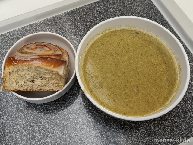 Große Portion Broccolicremesuppe mit Champignons (Gl,La,Sl), dazu eine Pfälzer Nussschnecke mit Zitronenglasur (En,Gl,Nu,Ei,La,So)