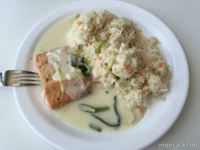 Bunter Reis (Sl) mit Lachsfilet (Fi), Pinot-Grigio-Lauchsoße (5,Gl,La,Sw,A) und Salat