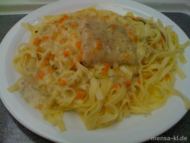 Hoki-Filet auf Tagliatelle mit einer leichten Gemüsesoße und Salat