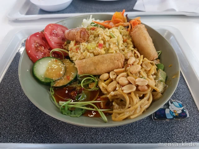 Bowl mit Gurken, Karotten, Tomaten, Kraut (En,Se,So), Mi-Nudelnsalat (En,Gl,Ei) und Frühlingsrollen mit Sweet-Chilli-Sauce (Gl,Ei), dazu ein Sweet-Chilli-Dressing (Gl,Se,So)