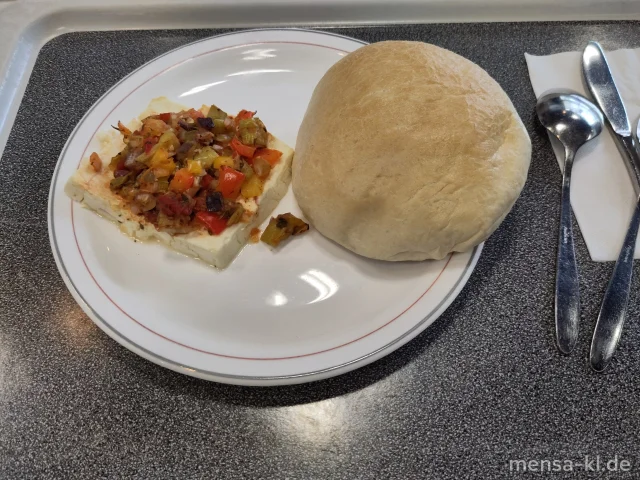 Ofen-Schafskäse mit Ragout von Paprika, Zwiebeln, Oliven und Pepperoni (3,6,La), dazu Pita (Gl,Se)