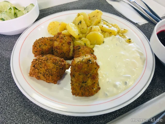 Fisch-Nuggets im Backteig (8,Fi,Gl,La,Sf) mit Joghurt-Remouladen-Dip (1,9,Gl,Ei,La,Sf), Kartoffelsalat (1,5,9,Gl,Ei,Sw,Sf) und Gurkensalat (La)