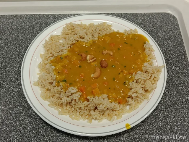 Kürbis Curry mit Kokosmilch (2,Sl,Sf,So), Naturreis, geröstete Cashewkerne (Nu) und Salat