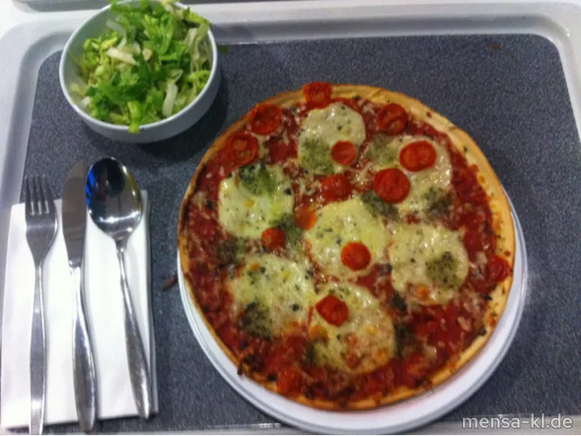 Pizza mit Tomaten und Mozzarella (V), dazu Salat (V)