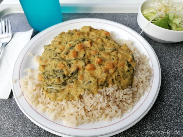 Süßkartoffel-Curry mit Kürbis und Spinat (Sf), dazu Reis, dazu einen Beilagensalat nach Wahl