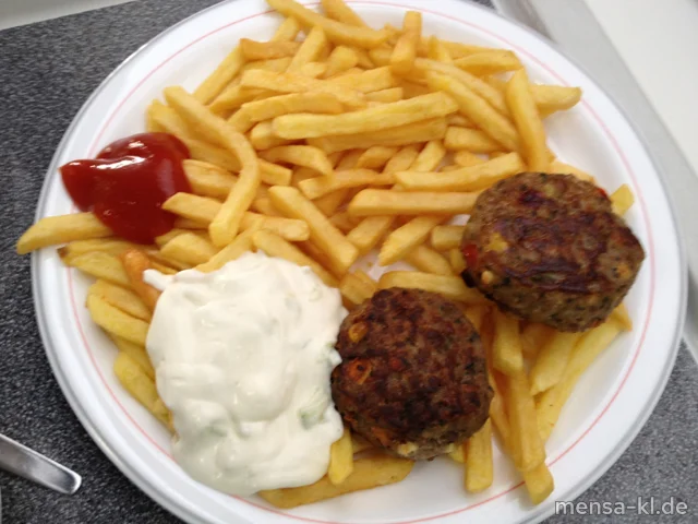 Köfta (Rinderhacksteak mit Gemüse und Feta) (R), Tzatziki, Pommes-Frites und Salat