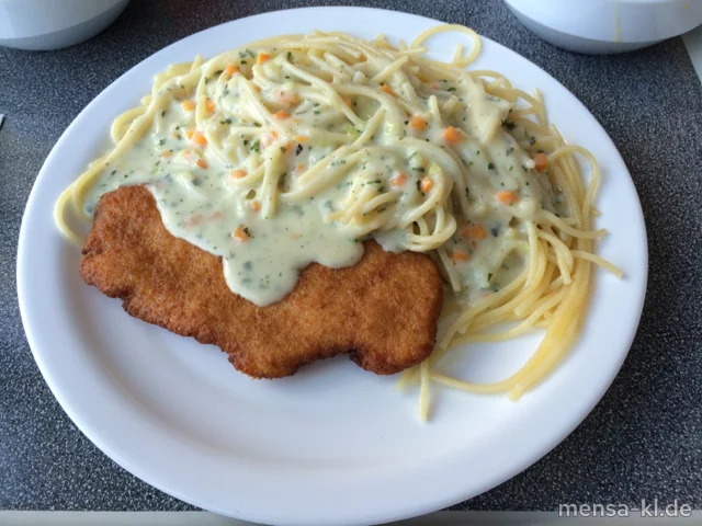 Spaghetti mit Basilikum-Sahnesoße (A), Hähnchenbrust-Piccata (Hähnchenschnitzel mit Parmesanpanade) (G) und Salat