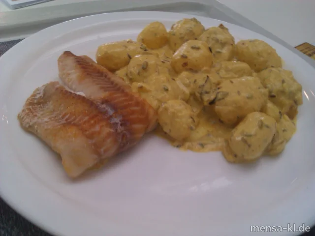 Gedünstetes Seelachsfilet mit indischem Kartoffelsalat und Salat