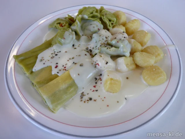 "Combinazione": Cannelloni mit Riccota-Spinatfüllung (Gl,Ei,La,Sl,V),Tortellini mit Gemüsefüllung (1,Gl,Sl,V) und Gnocchi (Gl,Ei,V), dazu bunter-Pfeffer-Soße (Gl,La,V) und Salat (V)