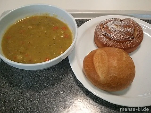 Erbseneintopf, dazu ein Bio-Weizenbrötchen und ein Apfelberliner