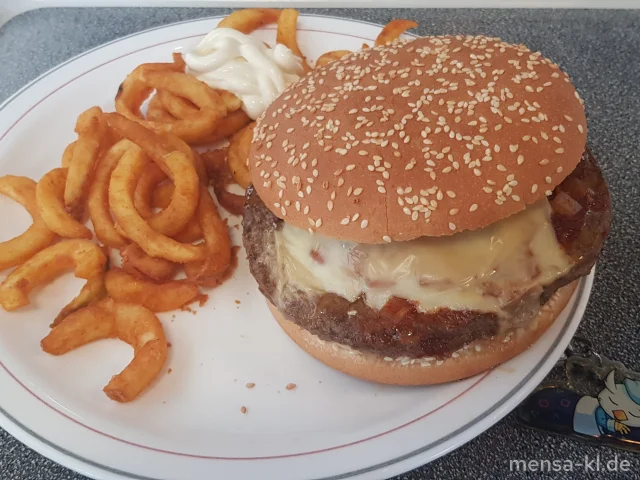 Cheeseburger: Rindfleisch-Burger überbacken mit Cheddar (1,La,Sf,R) im Burger-Bun (Gl,Se), dazu Twisterpommes (Gl) und Coleslaw (1,3,Ei,La)