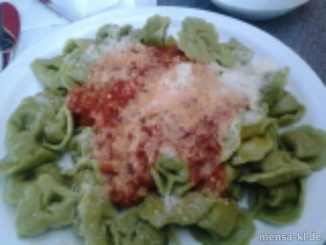 Grüne Tortellini mit Gemüsefüllung (V) mit Tomatensugo (V), Grana Padano (2,V) und Salat (V)