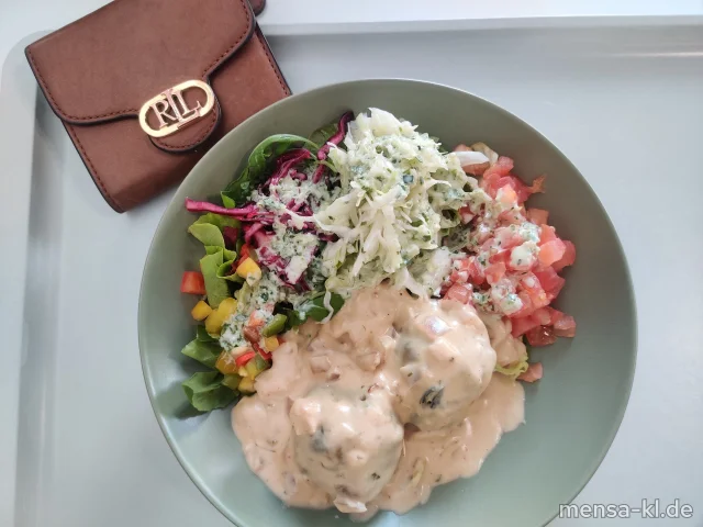 Bowl mit Karotten, Salatgurken, Kraut, Tomaten (1,5,Gl,Nu,Sw,Sf) und Semmel-Spinatknödel mit Pilzsoße (3,8,Gl,Ei,La), dazu ein Kräuterdressing (Gl,Nu,La)