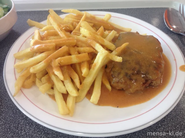 Kalbsfrikadelle (Gl,Ei,K) mit Rahmsoße (La,Sf), Pommes frites und Salat