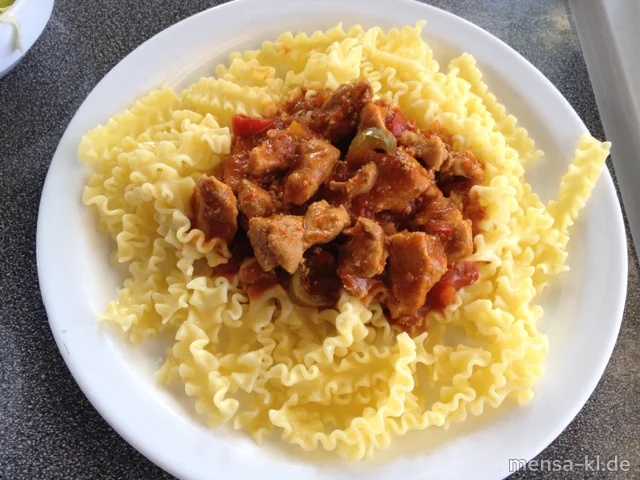 Ungarisches Schweinegulasch (S) mit Paprika und Zwiebeln, Eiernudeln und Salat
