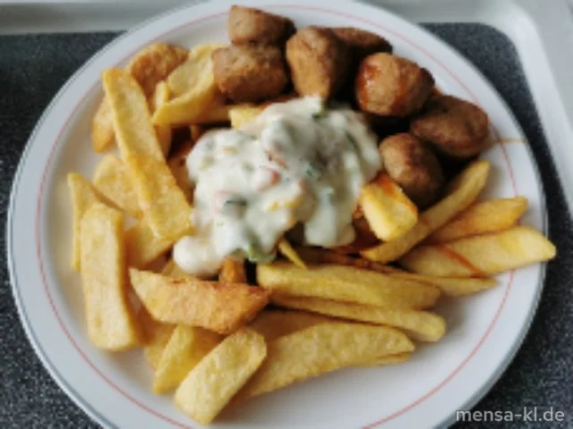 Große Portion Steakhouse-Fries mit Geflügelhackbällchen (3,Gl,Ei,La,G), Barbecuesoße (1,Sl,Sf), Frühlinsgzwiebeln, bunter Paprika und vegane Limettenmayonnaise (Gl,Nu,Sf), dazu Salat