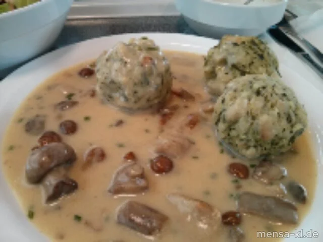 Drei Spinatknödel (V) mit Pilzrahmsoße (V), dazu eine große Salatterrine und Dressing nach Wahl (V)