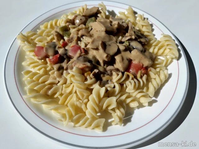 Cremiges Cajun planted.Chicken mit Kokoscreme, Paprika und Champignons (Gl), High Protein Pasta (Gl) und Salat