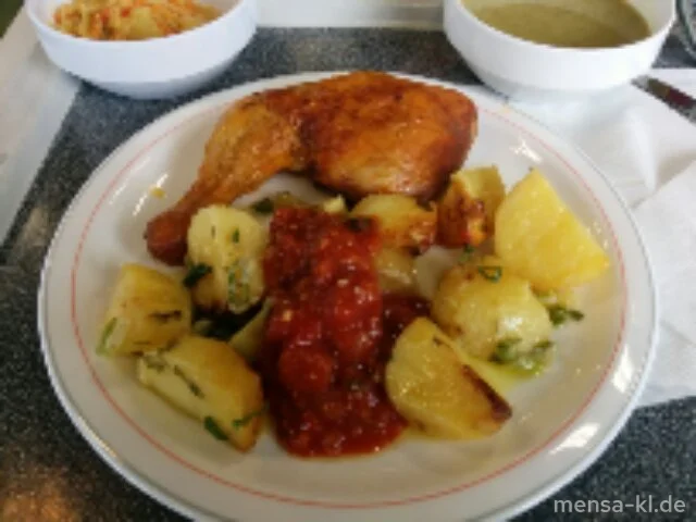 Gebratene Hähnchenkeule (Sf,G) mit Tomatensalsa und gebackenen Kartoffeln (5,Sw), dazu Weißkohlgemüse in Erdnusssoße (En,Gl,Nu,La,Sl,Sf,So,R)