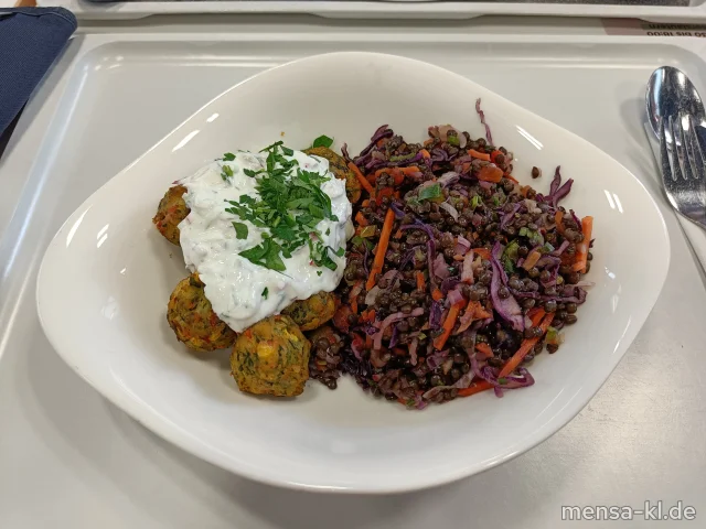 Salatglück: Roter Linsensalat mit Paprika und Möhren (5,La,Sw,V), dazu Gemüsebällchen (Ei,V) und Radieschen-Dip (La,V)