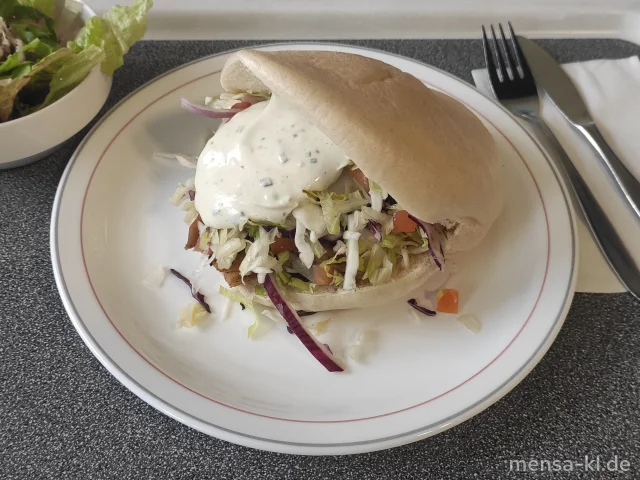 Veganer Döner planted.chicken mit Eisberg, Tomaten, Rotkraut, Weisskraut und Kräuter-Dip (Gl,Nu,Sf,So) im Fladenbrot (Gl,Se), dazu ein Beilagensalat nach Wahl