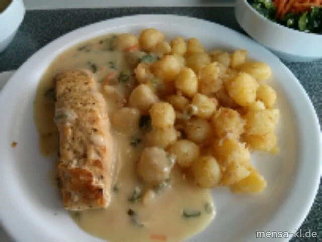 Wildlachsfilet (F) mit Frühlingszwiebelsoße, Kartöffelchen und junger Spinatsalat