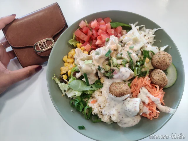 Bowl mit Blattsalat, Paprika, Tomaten, Krautsalat (1,5,Gl,Nu,Sw,Sl,Sf), Karottensalat (Gl,Nu,Sf), Gurkensalat (1,5,Sw,Sf), Tortellinisalat (1,5,Gl,Sw,Sf) und Falafel-Bällchen mit Senf-Dipp (1,Gl,Nu,Sl,Sf), dazu ein Cocktail-Dressing (Gl,Nu,Sl,Sf)