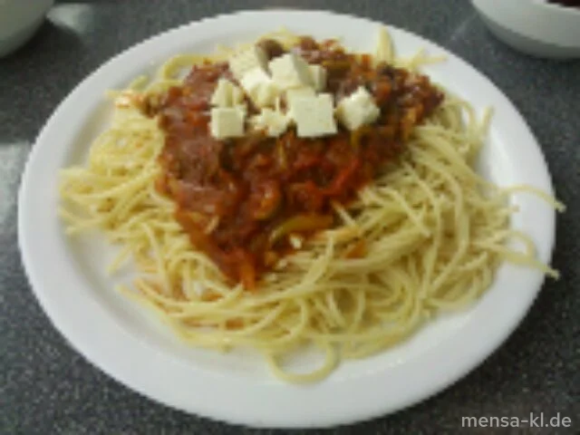Spaghetti "Mediterrane" mit Oliven (6,V), Zwiebeln und Peperoni in Tomatensoße, gewürfelter Hirtenkäse (V) und Salat (V)