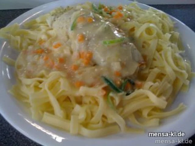 Seelachsroulade auf Tagliatelle mit einer leichten Gemüsesoße und Salat