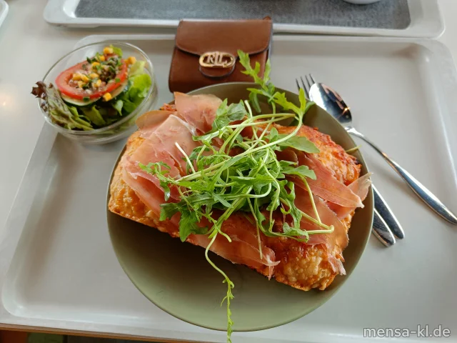 Hausgemachte Focaccine alla Pizza Margherita (Gl,La) belegt mit Südtiroler Speck und Rucola (2,3,S), dazu Blattsalat mit Joghurtdressing (1,5,La,Sw,Sf)