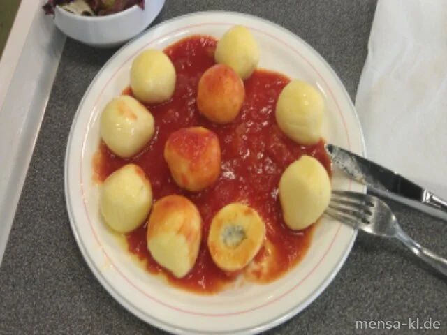 Gnocchi Grande mit Frischkäse und Kräutern gefüllt (Gl,Ei,La,V), Tomatensugo (9,V) und Salat (V)