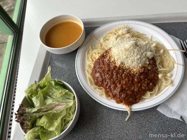 Spaghetti (1,Gl) &quot;Bolognese&quot; mit Rinderhackfleischsoße (Sl,R), Hartkäse (Ei,La) und Salat