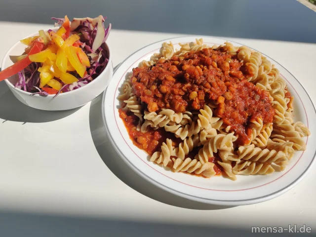 Linsenbolognese (Sl), mit Vollkorn-Fusilli (Gl), dazu einen Beilagensalat nach Wahl