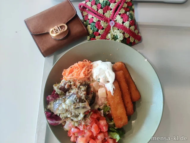 Bowl mit Blattsalat, Tomaten, Karottensalat (Gl,Nu,Sf), Krautsalat (1,5,Gl,Nu,Sw,Sl,Sf), Gurkensalat (1,5,Sw,Sf) und Fischstäbchen (Fi,Gl) mit Cocktail-Dipp (1,3,Ei,La,Sl), dazu ein Dill-Dressing (5,Gl,Nu,Sw,Sf)